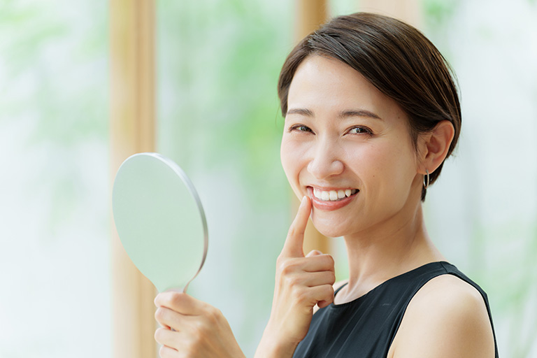 歯の色や形に悩んでいる